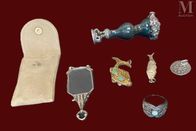 Plusieurs bijoux sont exposés sur un fond rouge