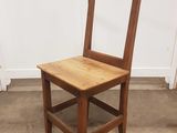 une chaise en bois avec un miroir fixé au dossier