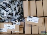 de nombreuses boîtes contenant des appareils électroniques, rangées dans un carton