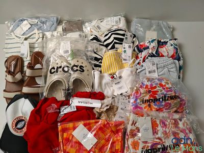 de nombreux types de vêtements et de chaussures posés sur la table