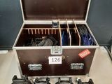 une valise contenant tout un tas de câbles