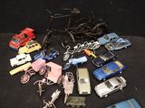 un grand nombre de petites voitures posées sur une table