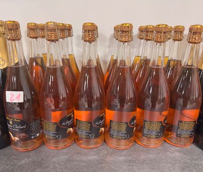des bouteilles de vin sont alignées sur une table