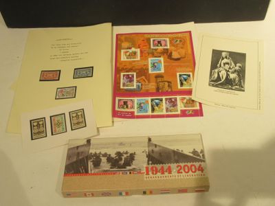 beaucoup de timbres sur la table, à côté d'une valise
