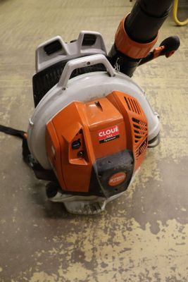 une photo d'un ventilateur posé par terre dans une pièce