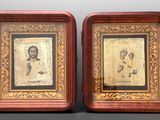 deux photos encadrées d'un homme et d'une femme sur une table