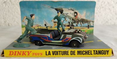 un jouet représentant une petite voiture avec un homme assis dessus