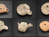 certains de ces objets anciens sont exposés sur un fond noir