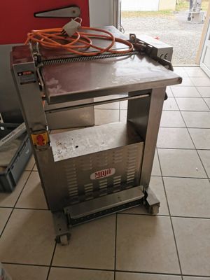 1 éplucheuse découenneuse MAJA inox