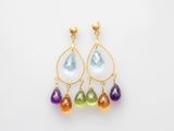 une paire de boucles d'oreilles multicolores sur fond blanc
