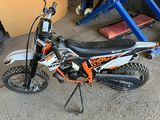 une moto tout-terrain garée dans un garage
