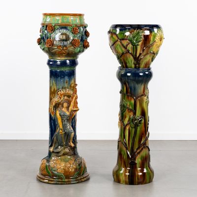 deux vases posés côte à côte sur le sol