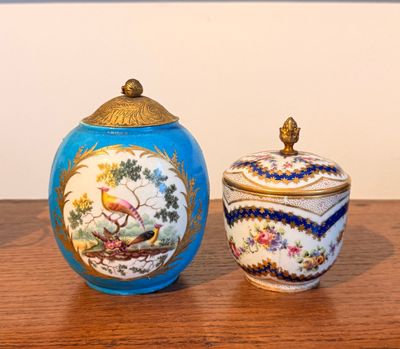 deux vases posés sur une table en bois