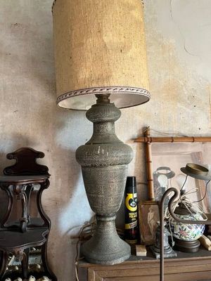 une lampe posée sur une table