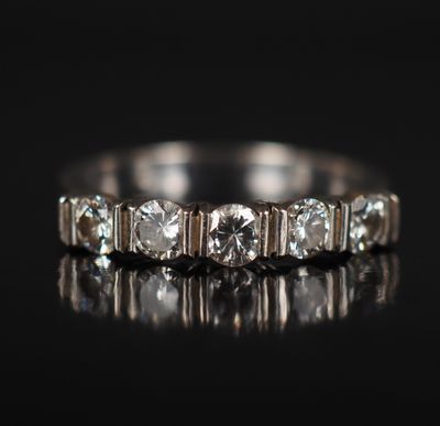 gros plan d'une bague en diamant sur une surface noire