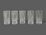 quatre verres sont alignés sur une surface grise