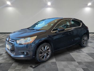 une voiture bleue est garée sur le sol à carreaux d'un garage