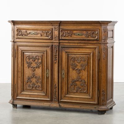 une image d'une armoire en bois avec des sculptures sur les portes