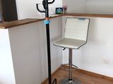 une photo d'un bar avec un tabouret et un porte-manteau