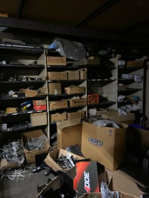 une pièce remplie de cartons et d'autres objets
