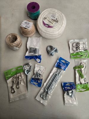 plusieurs objets posés ensemble sur une table