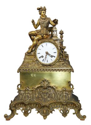 PENDULE en bronze doré surmonté d'un page tenant un livre, é…