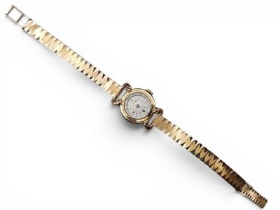 gros plan d'une montre-bracelet sur une surface blanche