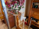 un vase de fleurs posé sur une table au milieu d'une pièce