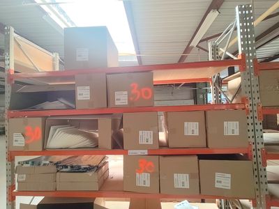 les nombreuses boîtes qui se trouvent sur les rayons du magasin