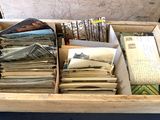 une boîte en bois remplie d'une multitude de vieilles lettres