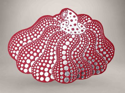 une image représentant une assiette rouge et blanche à pois
