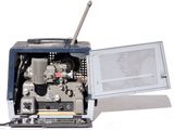 une radio posée sur une table