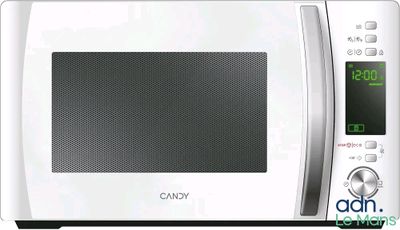 une image d'un four à micro-ondes blanc sur fond blanc