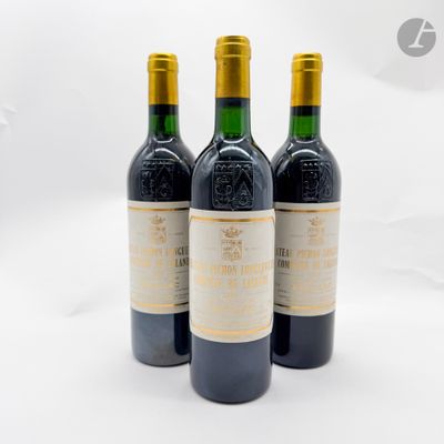 trois bouteilles de vin posées sur une surface blanche