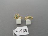 deux bagues en or et une bague sertie d'une pierre verte