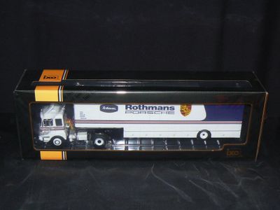 la boîte d'un camion jouet est posée sur une surface noire