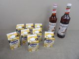 des pots de yaourt et une bouteille de sirop sont posés les uns à côté des autres