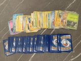 beaucoup de cartes Pokémon éparpillées par terre