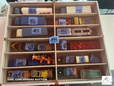 une boîte remplie de jouets de toutes sortes