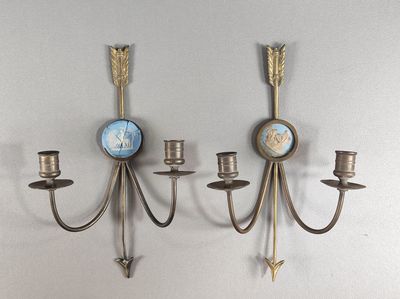 deux bougies et une horloge accrochée au mur