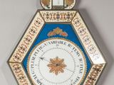 une horloge accrochée au mur de la pièce