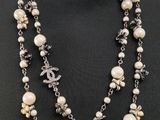 gros plan d'un collier sur un mannequin mannequin mannequin mannequin mannequin mannequin mannequin mannequin mannequin
