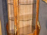 une vitrine avec un miroir et un miroir accroché au mur