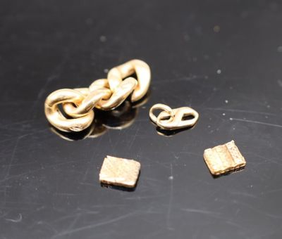 deux pièces d'or sont posées sur une surface noire