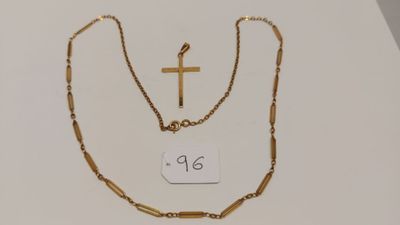 deux morceaux de chaîne en or surmontés d'une croix