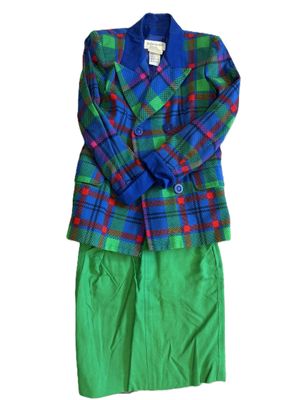 une veste à carreaux verts et bleus et un pantalon vert
