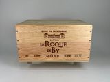 La caisse en bois est vide et prête à servir de caisse à vin.