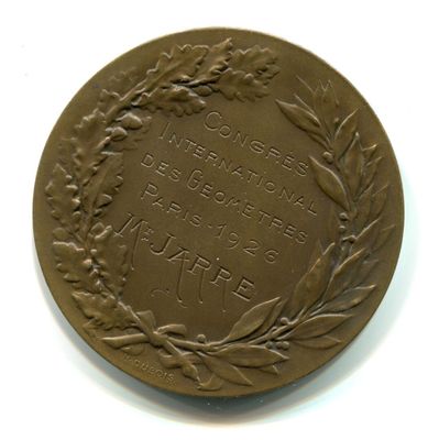 une vieille médaille en bronze ornée d'une couronne sur le recto