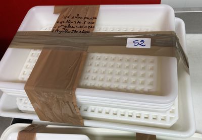 un récipient blanc orné d'un ruban marron