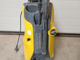 un gros plan d'un aspirateur jaune et noir dans un garage